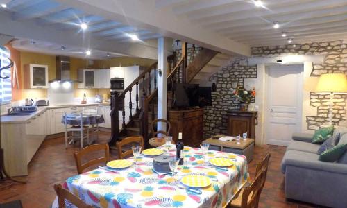 Meschers sur Gironde - MAISON mitoyenne EN PIERRES - proximité commerces