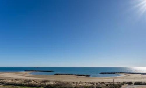 Front de Mer 3 étoiles - Rénové partiellement, 61 m2, Vue Plage de Rochelongue direct, 4è Ascenseur, Parking, Piscine, Pétanque - 3 Clim, Wifi, Lave-linge, Sèche-serviettes, Lit 160, lit et chaise Bb - Pistes cyclables, GOLF à 5 mn