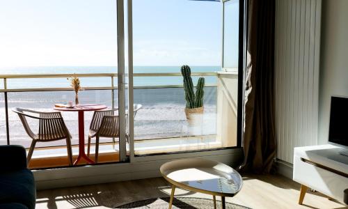 Appartement refait à neuf - Superbe vue Grande Plage des Sables - 2 pers