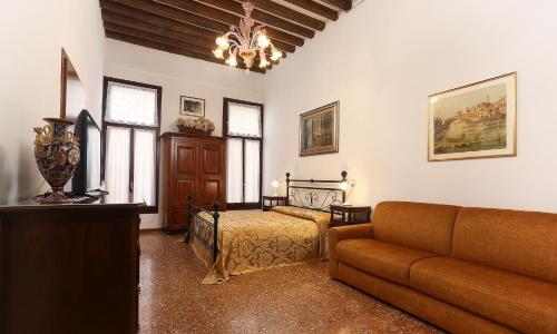 Leoncini with a wonderful canal view