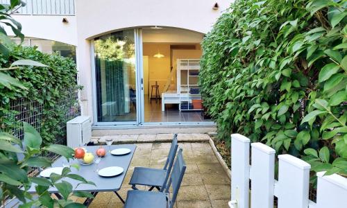 Jardin, terrasse, climatisation, à 5 minutes à pied des plages, commerces et animations