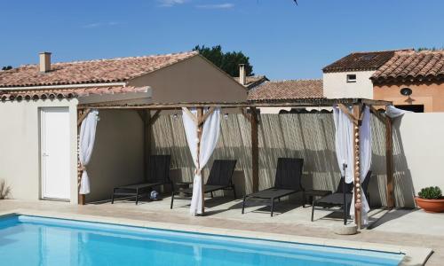 Villa avec jardin et piscine