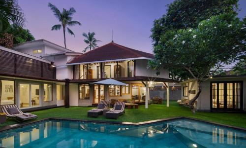 Private 7 Bed, 7,5 Bath, Hazel Villa with Pool, close to the beach