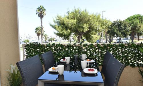 AU PORT - BRAND NEW flat w 1 bedroom, balcony, parking, AC