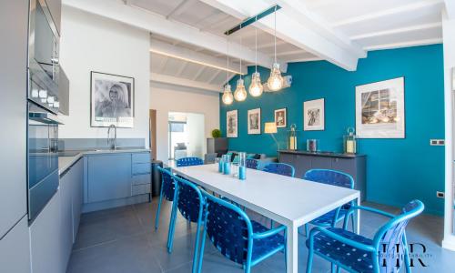 Maison moderne avec piscine et tennis