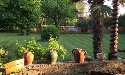 Mas dans son écrin de verdure