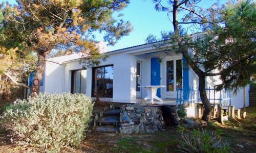 Maison vendeenne sous les pins