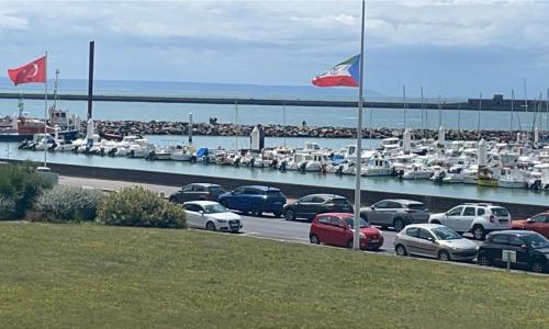 Front de mer avec vue sur le port