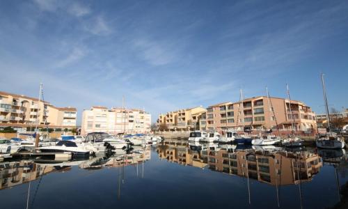 Between sea and marina