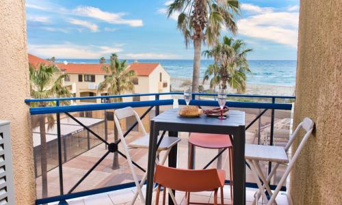 Bright apartment with sea view