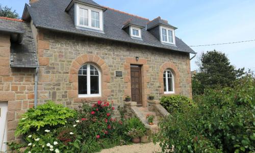 Maison rénovée à 100m de la mer, avec WIFI, jardin à TREGASTEL - Réf 47
