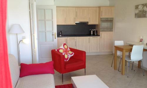 LOVELY APT BY BEACH WITH SEA VIEWS