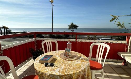 Spacious family nest facing the sea