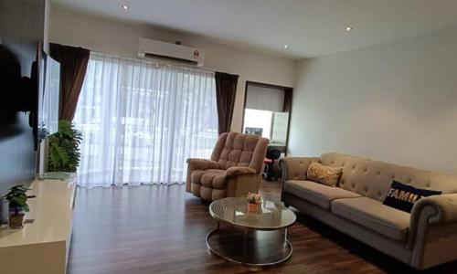 Modern 2-Bedroom KK City Centre Deluxe Apartment