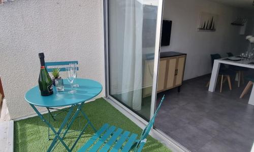 Duplex Balcon Ensoleillé, Dernier étage, sur le port, Centre Historique, Climatisé, Parking à proximité