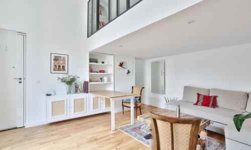 Large bright studio on courtyard