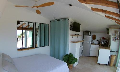 Studio le Nid, vue mer, village et collines avec terrasse