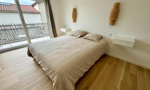 Studio avec balcon,cuisine équipée, douche, baignoire,wc et bureau
