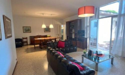 Elegant villa in a quiet area with garden