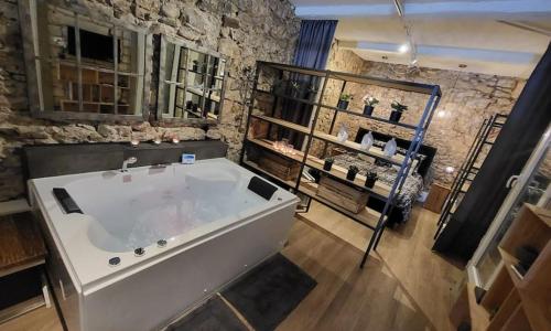 Balnéo Room, Loft Déco Authentique, Jacuzzi, Centre, Climatisation