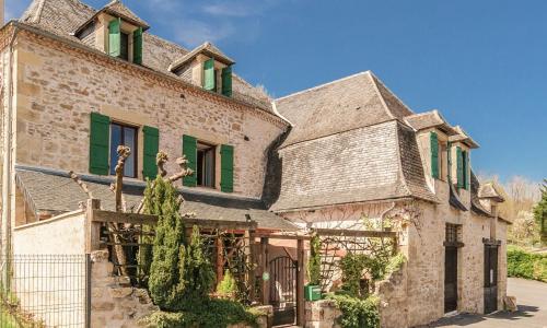 Elegant Holiday Home in Coubjours with heated pool and sauna