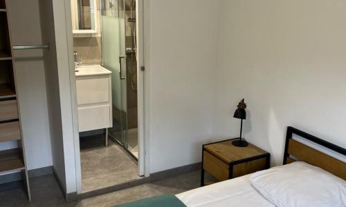 Chambre avec Salle de bain privée dans appartement partagé 200 m du tram