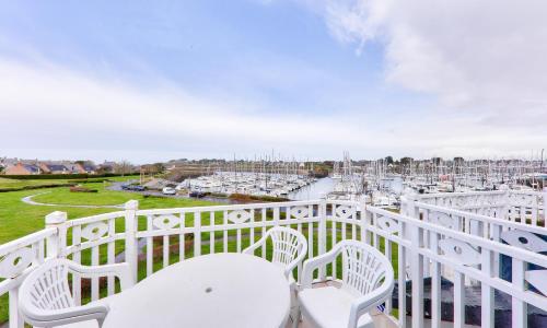 Détente et vue sur le port à Arzon