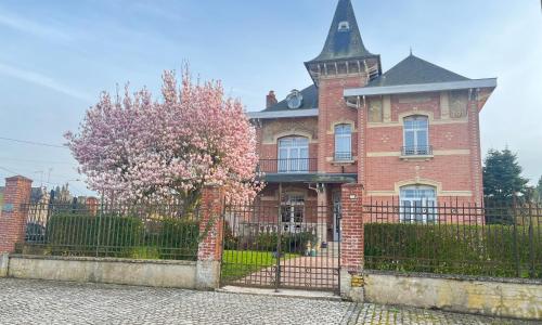 Maison de maître dans un village à la campagne