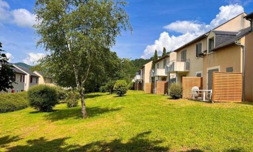 Joli rez de jardin au bord de la rivière.