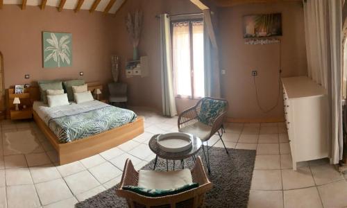 chambre salon indépendant, salle de bain wc privés, jardin privé, piscine partagée près d'un lac