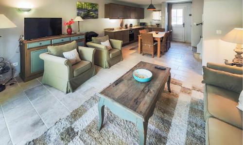 Cozy Home In Saint-laurent-de-la-ca With Kitchen