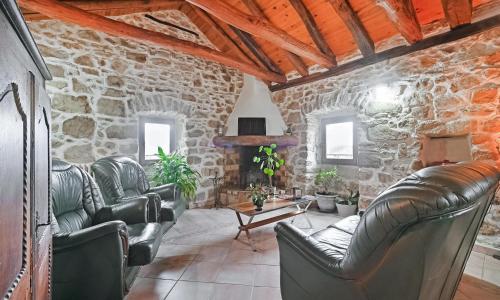 Awesome Apartment In Bordezac With Kitchen