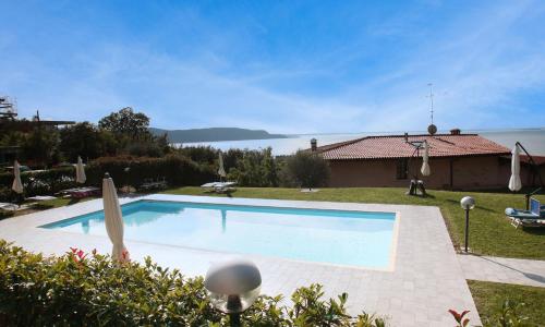 Panorama lake view, pool & garden, 2 bathrooms, kingsize & single-beds, fast Internet