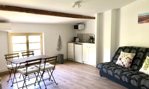 Logement neuf et climatisé, au coeur du village
