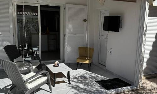 HOLIDAYLAND 438 VILLA T2 MEZZANINE 5 couchages climatisé avec véranda NARBONNE PLAGE