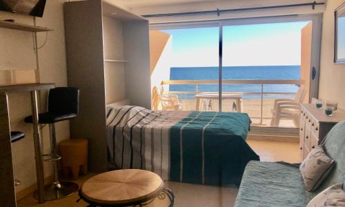 Les pieds dans l'eau. Studio sur la plage