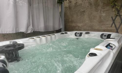 Studio avec jacuzzi privé