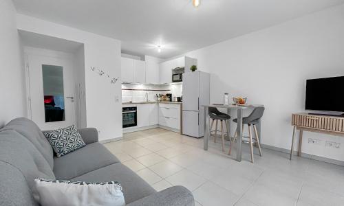 T2 Moderne - WIFI Fibre - Parking Privé - Patio - Clim