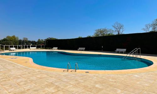 Cosy unoverlooked apartment with swimming pool