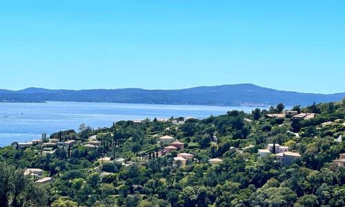 Charmant Mazet Provençal avec Vue Mer et Jacuzzi Privé