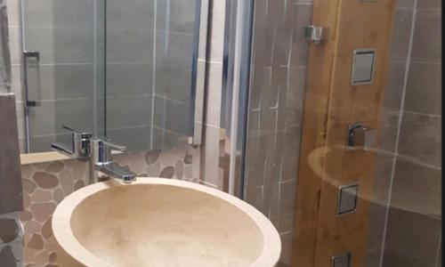 Studio climatise vue mer avec piscine