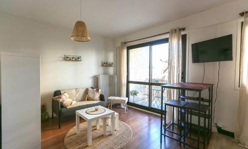 32 m love nest studio with balcony