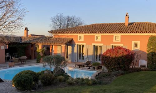 Villa tout confort climatisée, bordure du golf de Pont Royal, piscine privée