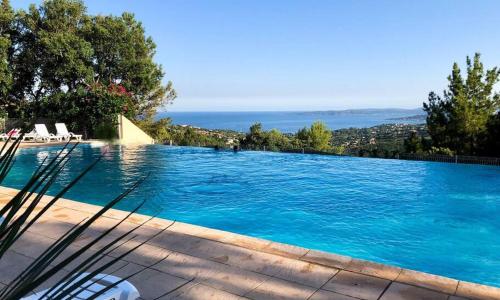 appartement vue sur la mer avec piscine