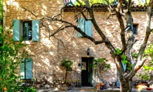 Bastide en pierre dans le Luberon