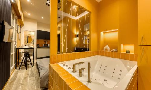 Deluxe SPA suite caramel sweetness