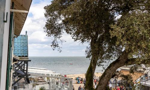 Pieds dans l'eau à Plage des Dames