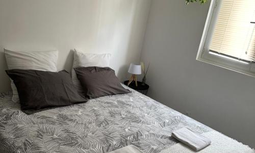 Privât Room In private security residence with free parking, 1 minute from tramway, 9 minutes from de center, accessible all transports