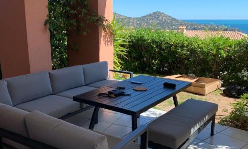 cap Estérel Pierre&vacances, jardin clôturé sans vis-à-vis 2 chambres ,vue Mer Inclus climatisation ,place de stationnement , Piscines ,animations