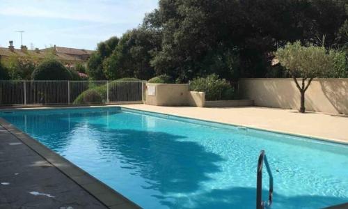 Maison et jardin dans résidence avec piscine
